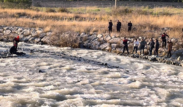 Köprüden düşerek akıntıya kapılan çocuk hayatını kaybetti