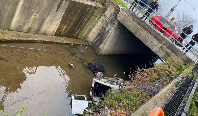 Direksiyon hakimiyetini kaybetti, dere yatağına uçtu: 3 ölü 2 ağır yaralı