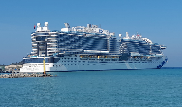 Dev Kruvaziyer Sun Princess Kuşadası Limanı'nda