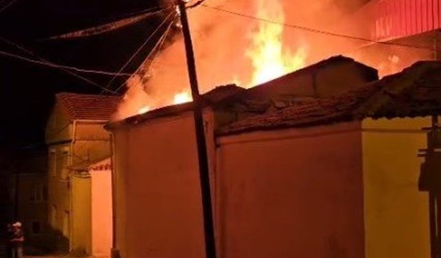 Yaşlı çifti yangın ayırdı