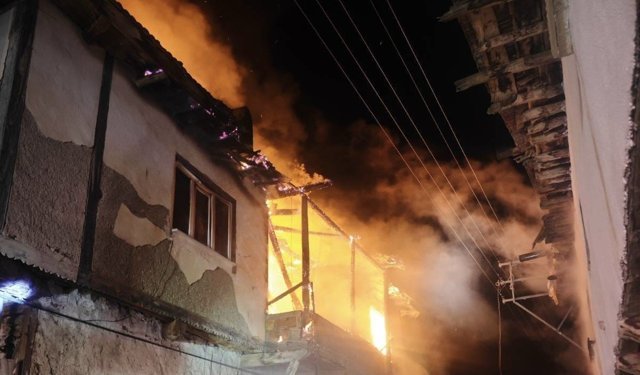 İki katlı evde çıkan yangın korkuttu