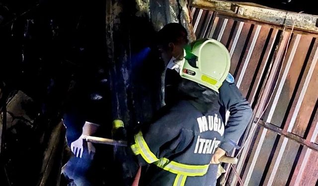 Cayır Cayır yandı: İşçi lojmanları alevlere teslim oldu