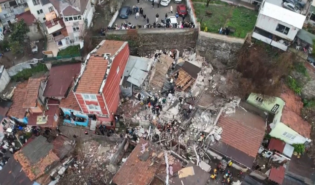 Enkazda can pazarı: Bitişik halde bulunan 2 ev çöktü