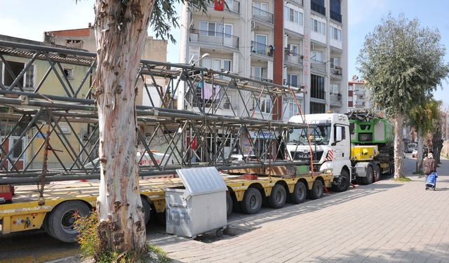 Aydın’da vinç yüklü çekici trafiği kilitledi