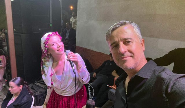 Baba-kız sahneyi paylaşıyor, düğünlerin tozunu attırıyor