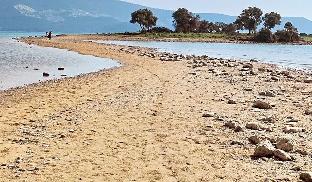 Deniz çekildi; Saplı Ada'da karayla bağlantısı ortaya çıktı