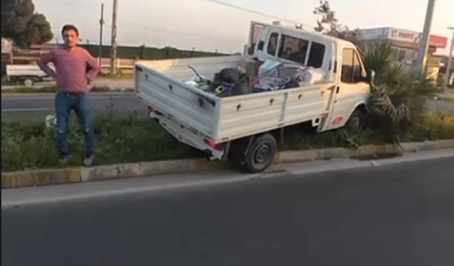 Nazilli’de kamyonet orta refüje çıktı: Aydınlatma direğine çarptı