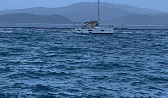 Fırtınada sürüklenen yelkenliye sahip çıkan yok