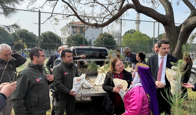 Germencik’te hem fidan diktiler hem de dağıttılar