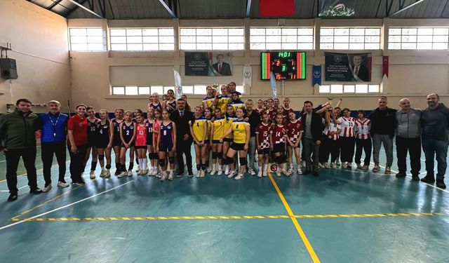 İncirliova’da voleybol heyecanı: Şampiyon Cemal Gürbüz Atik Ortaokulu