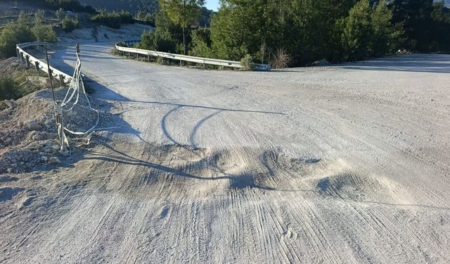Karacasu'da isyan ettiren yol: "DSİ gelsin, bu yolun halini görsün"