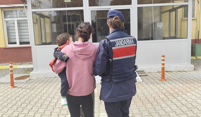 Kucağında çocuğuyla cezaevine girdi