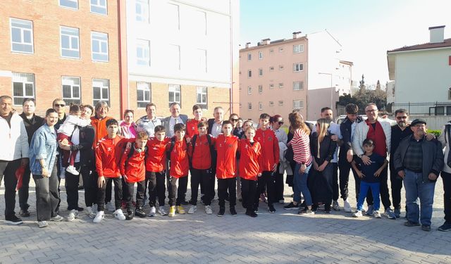 Küçükadaspor kafilesi Kuşadası'nda aileleriyle kavuştu