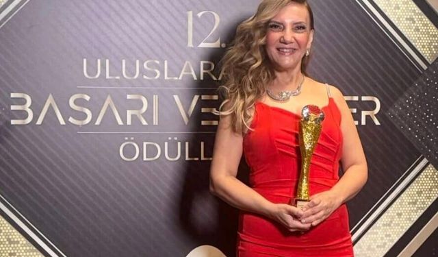 Kuşadalı eğitimci Biçimoğlu'na 'Uluslararası' başarı ödülü