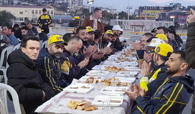 Kuşadası Genç Fenerbahçeliler iftar sofrasında buluştu