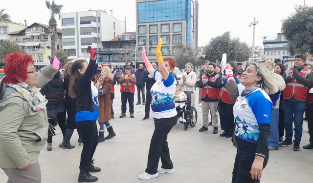 Kuşadası’nda '+1 Farkla' renkli kutlama