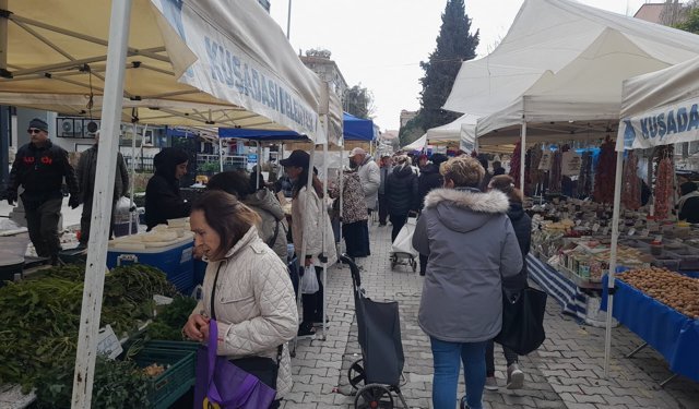 Kuşadası'nda 'Arefe' günü yoğunluğu sevindirdi