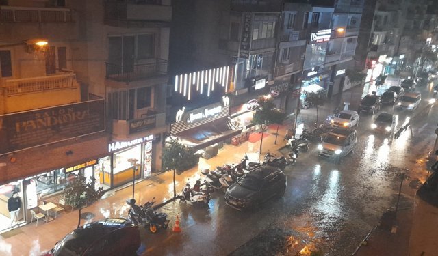 Kuşadası'nda beklenen sağanak başladı