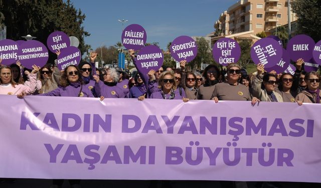 Kuşadası'nda 'Kadınlar' tek yürek oldu