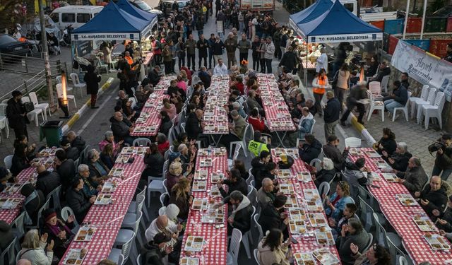 Kuşadası'nda Ramazan bereketi paylaştıkça çoğalıyor