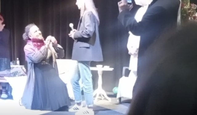 Kuşadası'nda tiyatro sahnesi 'Evlilik teklifiyle' taçlandı