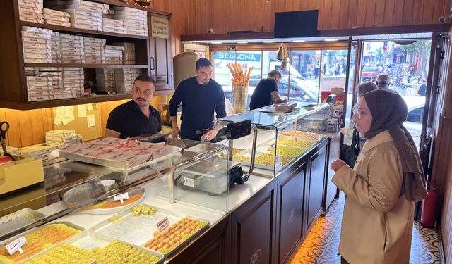 Nazilli’de tatlıcılara yoğun ilgi: Tepsi tepsi tatlılar alıcı bekledi