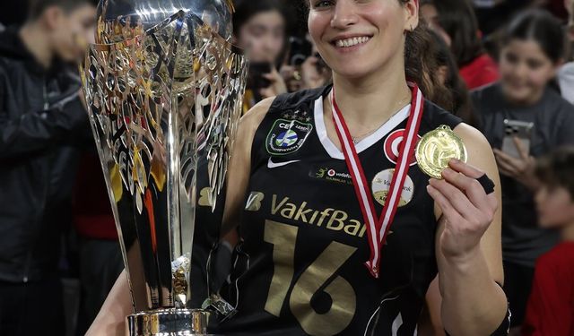 Nazillili Aylin, kupayı kaldırdı