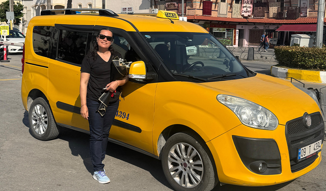 Sarı Taksi'nin 'Şoför Aysel’i yolların tozunu siliyor