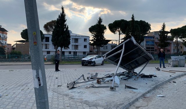 Nazilli’de korkunç kaza: Durağa çarpan araçta, 2 yaralı