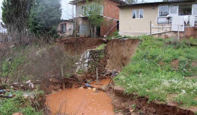 Aydın'da yağmur sularıyla taşan dere, toprak kaymasına sebep oldu