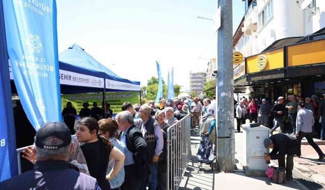 Aydın BŞB, binlerce fideyi Nazilli’de vatandaşlara dağıttı