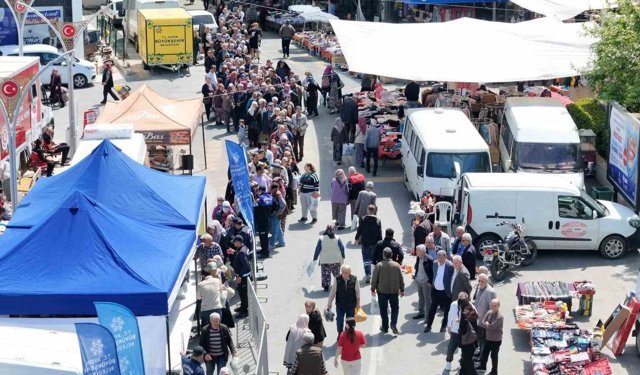 Büyükşehrin fideleri Karacasu ve Koçarlı’da dağıtıldı