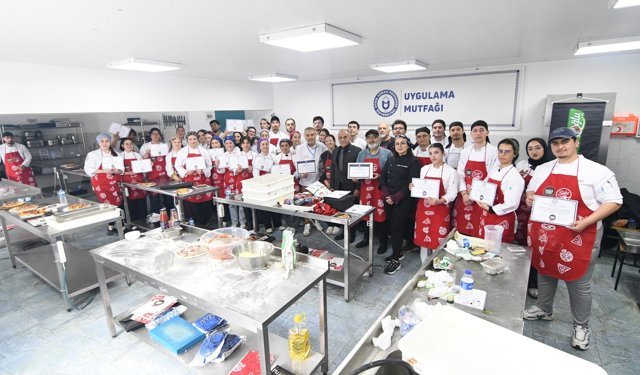 Didim MYO’da Ödüllü Şeften Pizza Eğitimi