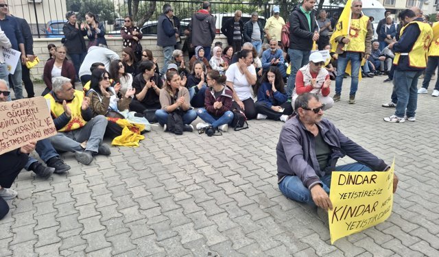 Didim'de Eğitim Sen'den okullardaki eylemlere oturma eylemli tepki