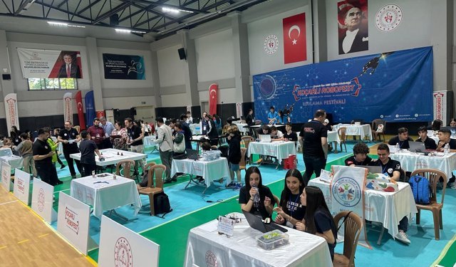 Gençler kodladı, robotlar yarıştı: Koçarlı’da büyük gün