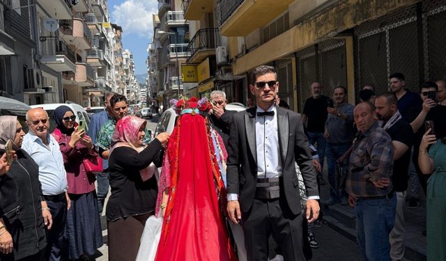 İncirliova’da renkli düğün: Gelin attan bilezikle indi