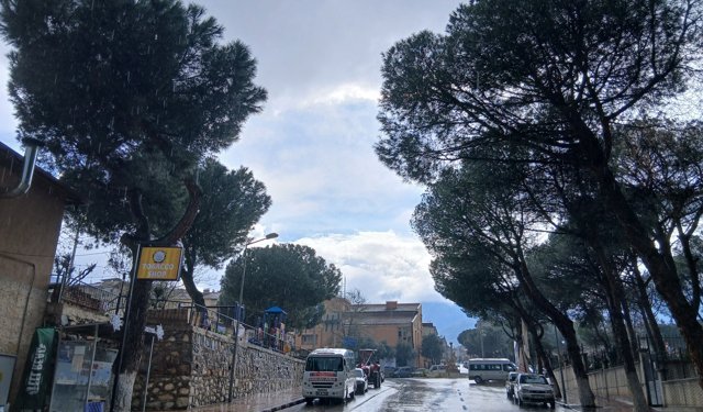 Karacasu'da hava bir anda değişti: Güneşli hava yerini sağanağa bıraktı