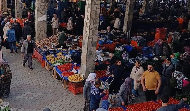 Karacasu'da Pazartesi bereketi: Tezgahlarda renk cümbüşü