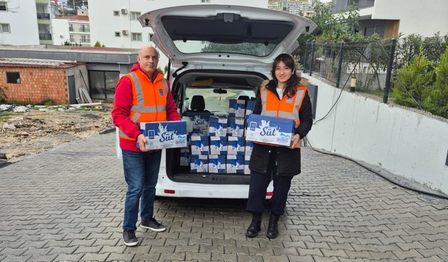 Kuşadası Belediyesi'nin çocuklara süt desteği sürüyor