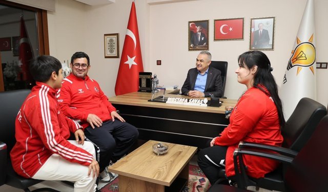 Şampiyon aileden Savaş’a ziyaret