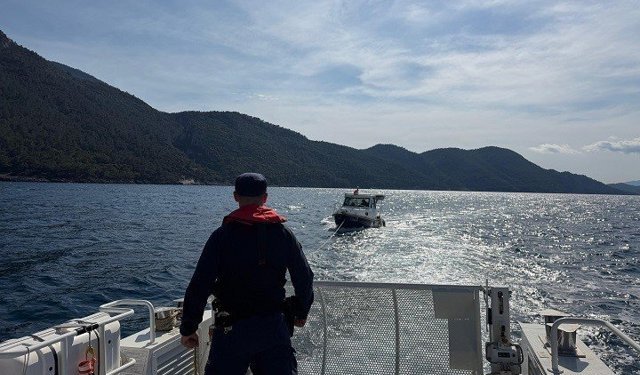 Kuşadası'nda sürüklenen teknedeki 2 kişi kurtarıldı