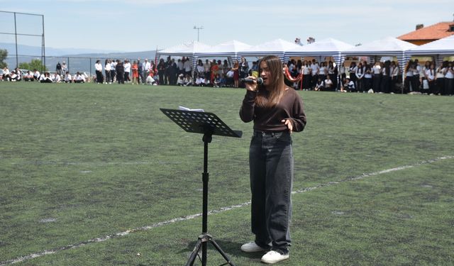 15 yaşındaki öğrenci güçlü sesiyle hayran bıraktı