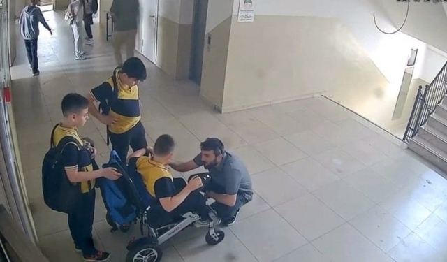 Helal olsun sana hocam: Öğrencisini sırtında taşıdı