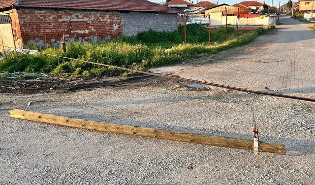 Korkutan kaza: Direkler devrildi, facia ucuz atlatıldı