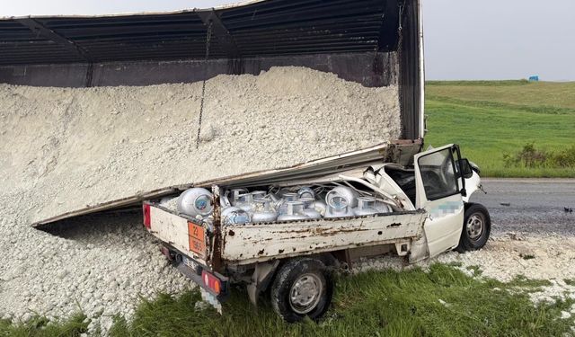 Tırın üzerine devrildiği kamyonetin sürücüsü hayatını kaybetti