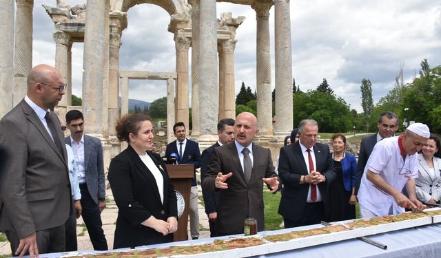 Afrodisias Antik Kenti’nde 14 metrelik pide ziyafeti: TIR’la geldi, omuzlarda taşındı