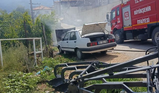 Alışverişe geldi, aracından oldu: Yeni aldığı otomobil motor kısmından yandı