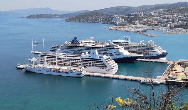 Dev kruvaziyerler Ege Port Limanı'nda