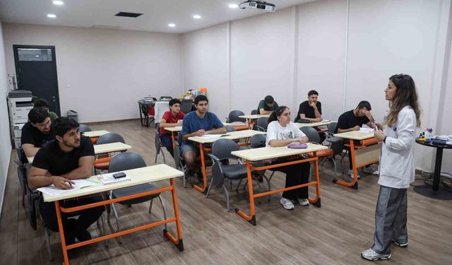 Efeler’de gençlere sınav desteği