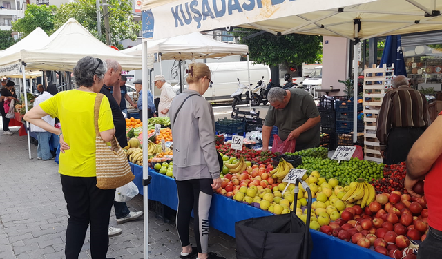 Kuşadası’nda meyve bolluğu: Fiyatlar düştü, vatandaş fileyi doldurdu